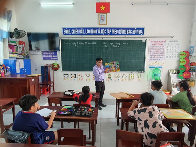 Cần Thơ: Thầy 
giáo bán vé số hỗ trợ học sinh khó khăn, người nghèo (09/8/2022)